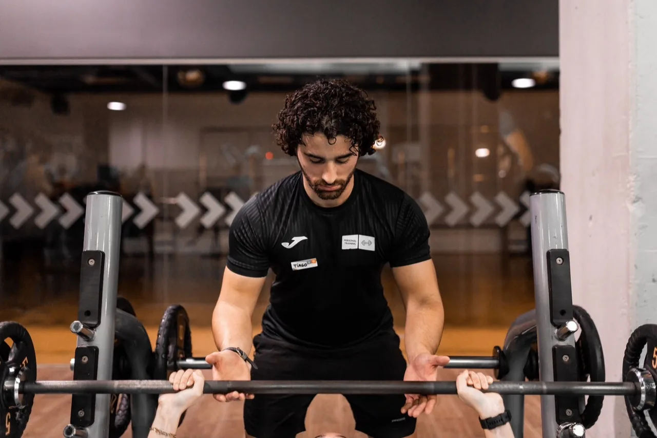 Tiago Mendonça a acompanhar um exercício de supino